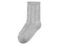 Graue Socke mit Zopfmuster.
