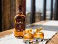 Jura 12 Jahre alter Single Malt Scotch Whisky Flasche mit zwei Whiskygläsern.