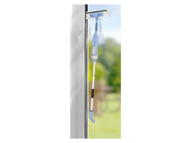 Ein blauer Fensterwischer mit einem Teleskopstiel, der zum Reinigen eines Fensters verwendet wird.