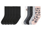 Schwarze Socken und Socken mit Prints, darunter Punkte und Leopardenmuster.