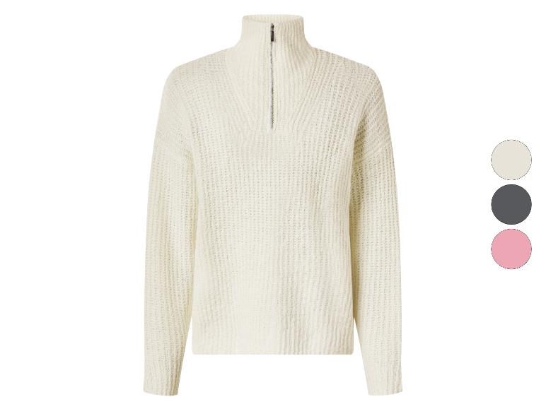 Cremefarbener Rippstrickpullover mit Reißverschlusskragen, erhältlich in Creme, Grau und Pink.