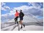 Zwei Personen laufen Treppen hoch in Sportjacken und Leggings.