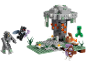 Spielset mit grauem Baum, grünem Wesen, Skelett und anderen Figuren.