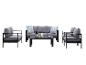 Gartenmöbel-Set mit drei Sofas und einem Couchtisch.