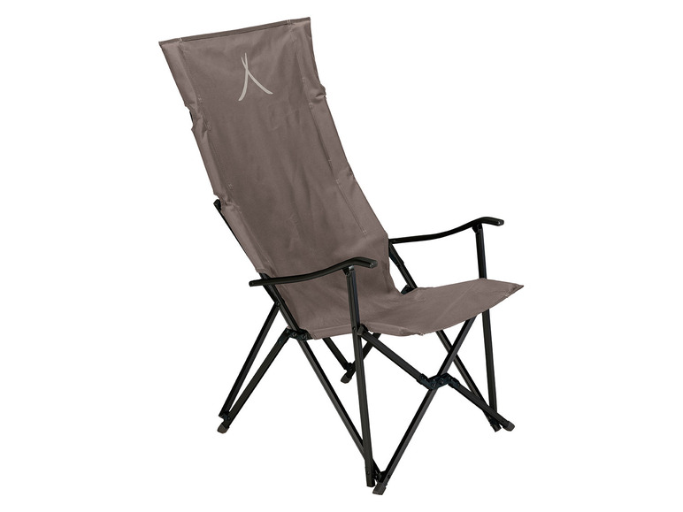 Ein grauer Campingstuhl mit Armlehnen von Helinox.