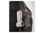 Weiße Action-Kamera hängt an einem schwarzen Rucksack.