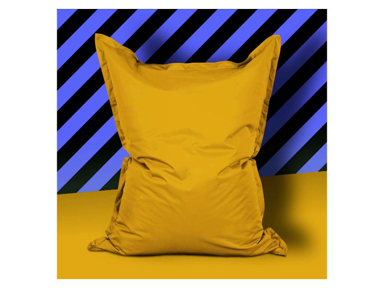 Ein gelber Sitzsack auf gestreiftem Hintergrund.