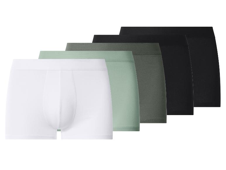 Fünf Herren-Boxershorts in Weiß, Hellgrün, Dunkelgrün und Schwarz.