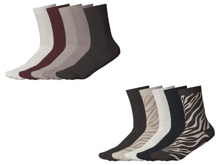 Zwei Sets mit fünf Paar Socken: eines in Unifarben, das andere mit Tiermustern.
