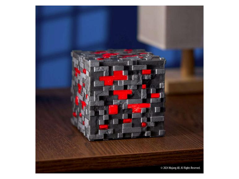 THE NOBLE COLLECTION Minecraft leuchtende Redstone-Blocklampe auf einem Holztisch