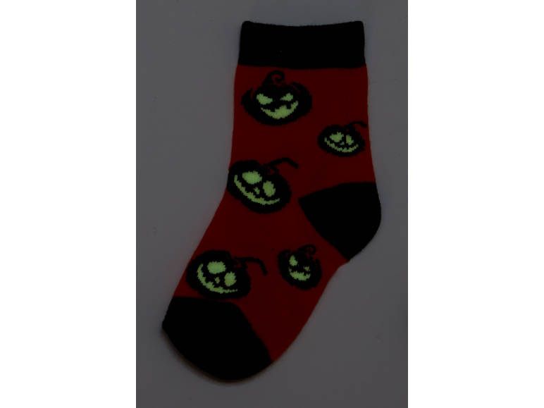 Rote Socke mit schwarzen und im Dunkeln leuchtenden Halloween-Kürbissen.