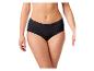 Frau in schwarzen Baumwollslips mit Spitzendetails.