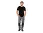 Mann in schwarzem T-Shirt und grauer Arbeitshose mit schwarzen Details.