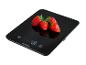 Schwarze Küchenwaage mit vier Erdbeeren, die 40 g anzeigt.