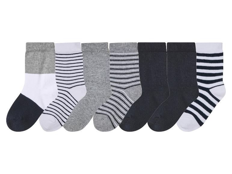Sechs Paar Kinder-Socken in Streifen und Uni.