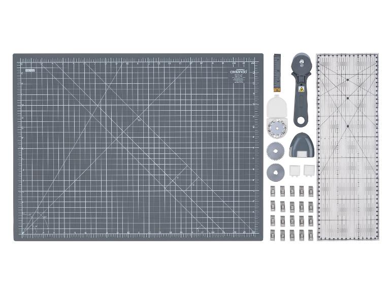 Bastelset mit großer Schneidematte, Rollschneider, Lineal und verschiedenen Klammern.