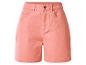 Damen-Shorts in Pfirsichfarbe mit Taschen und Metallknopf.
