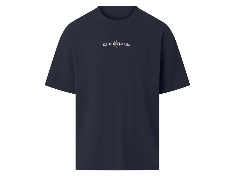 Dunkelblaues T-Shirt mit Basketballmotiv und dem Text „K.B. BLACK MAMBA“.