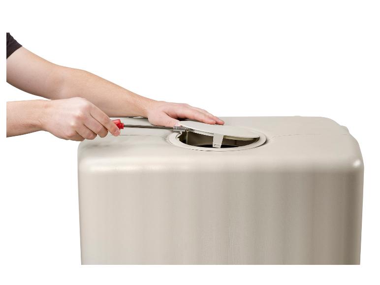 Hände öffnen mit einem Schraubendreher einen Deckel auf einem beigen Behälter.