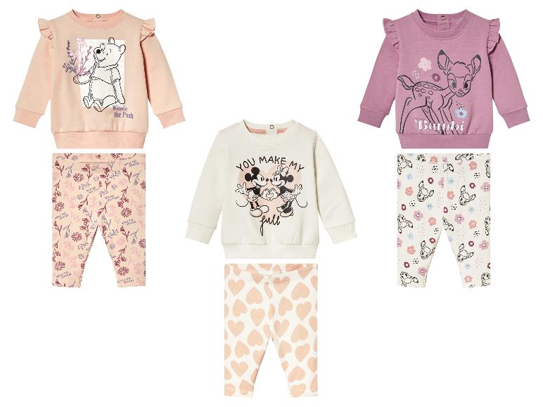 Baby-Outfits mit Winnie Puuh, Bambi und Mickey Mouse.