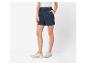 Jeans-Shorts und Sneaker: lässiger Look.