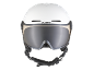 Weißer Skihelm mit integriertem Visier und verstellbarem Kinnriemen.