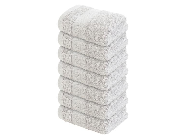 Ein Stapel aus sechs weißen Handtüchern.