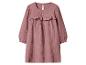 Rosa Kinderkleid mit langen Ärmeln und Rüschen.