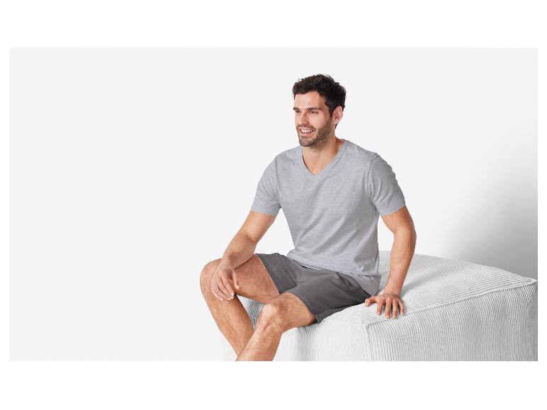Grauer Pyjama: T-Shirt und Shorts für Herren.