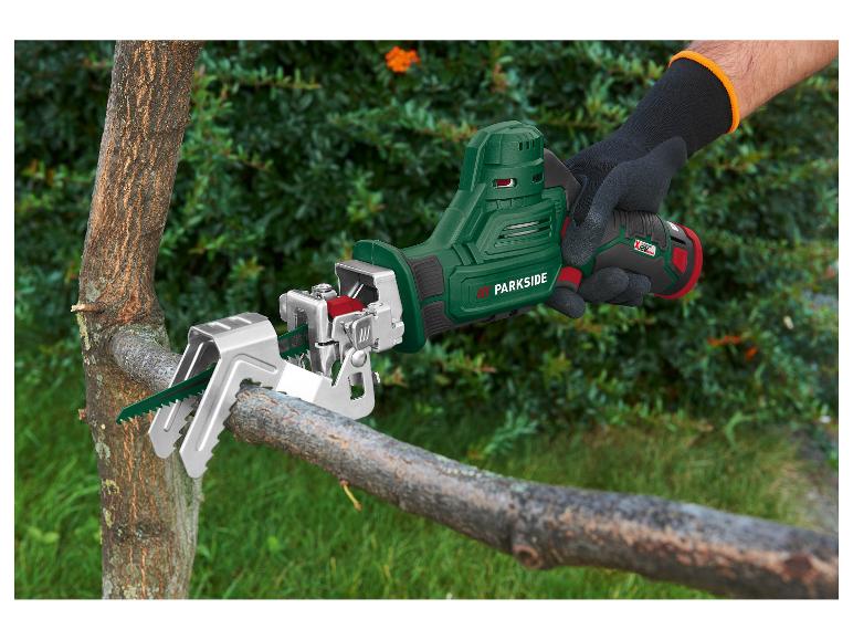 Akku-Säge Parkside beim Beschneiden eines Astes.