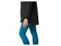 Frau in schwarzer Jacke und türkisfarbenen Leggings.