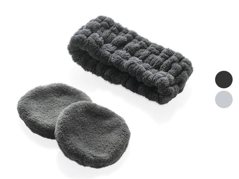 Ein graues Stirnband und zwei runde Make-up-Pads.