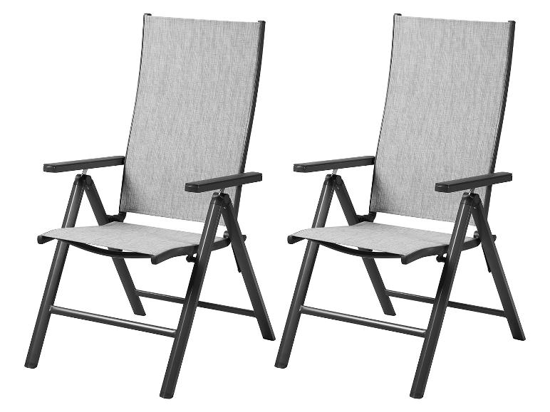 Zwei graue klappbare Gartenstühle mit Armlehnen.