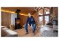 Junge sitzt auf Holzbank vor Kamin, Holzinterieur und Bergblick.