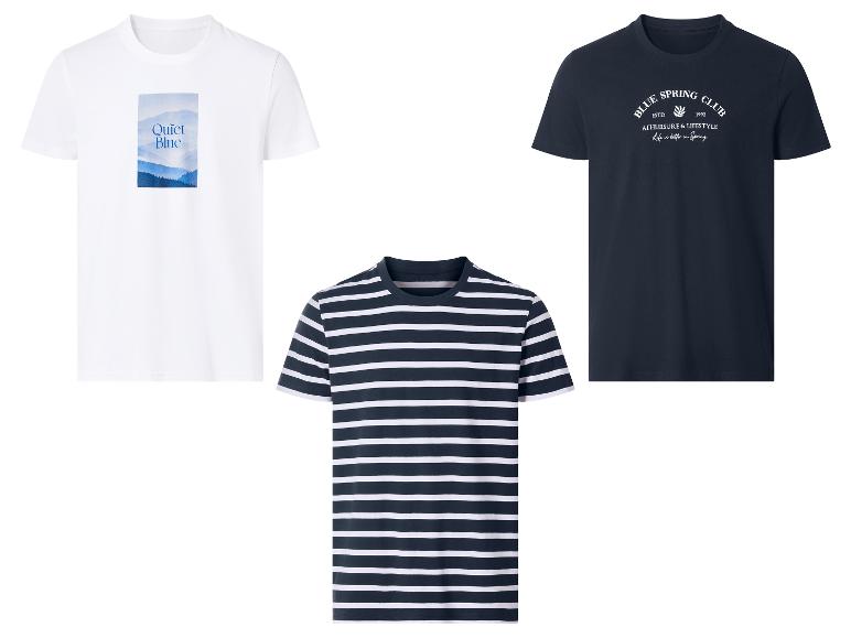 Drei T-Shirts: ein weißes mit blauen Bergen und „Quiet Blue“, ein marineblau-weiß gestreiftes und ein marineblaues mit „Blue Spring Club“.