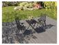 Gartenmöbel-Set mit zwei Klappstühlen und einem Tisch auf einer Terrasse.