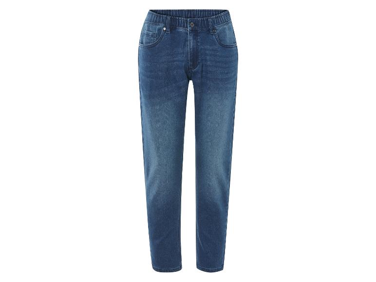 Eine blaue Jeans mit elastischem Bund.