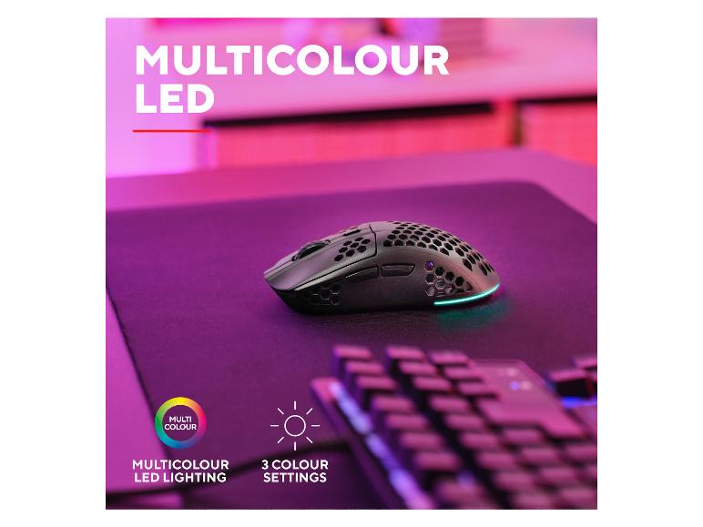 Gaming-Maus mit mehrfarbiger LED-Beleuchtung und 3 Farbeinstellungen auf einer lila Matte.