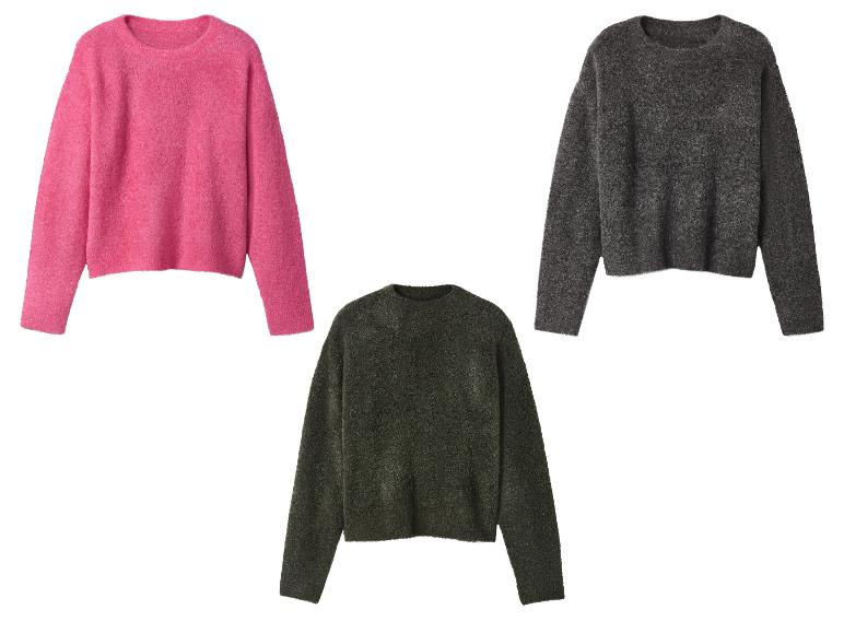 Drei flauschige Pullover: ein pinker, ein dunkelgrauer und ein dunkelgrüner.