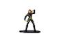 Black Widow Actionfigur in einem schwarz-goldenen Anzug, zwei Schlagstöcke haltend.