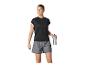 Frau in schwarzem T-Shirt und grauen Shorts, die eine Wasserflasche hält.