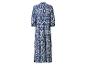 Blau-weißes Maxikleid mit Ikat-Muster und 3/4-Ärmeln.