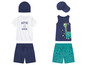 Ein Set mit einem weißen T-Shirt mit dem Aufdruck 'Deep See Adventure', einem dunkelblauen Tanktop mit Dinosaurier-Motiv, dunkelblauen Shorts und türkisfarbenen Shorts mit Strandmotiven.