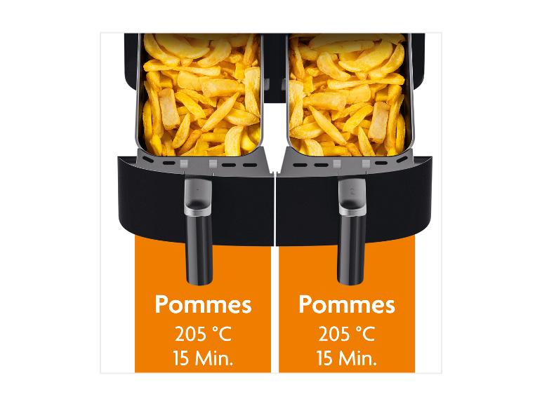 Zwei Heißluftfritteusen-Körbe gefüllt mit goldbraunen Pommes Frites, mit Kocheinstellungen.