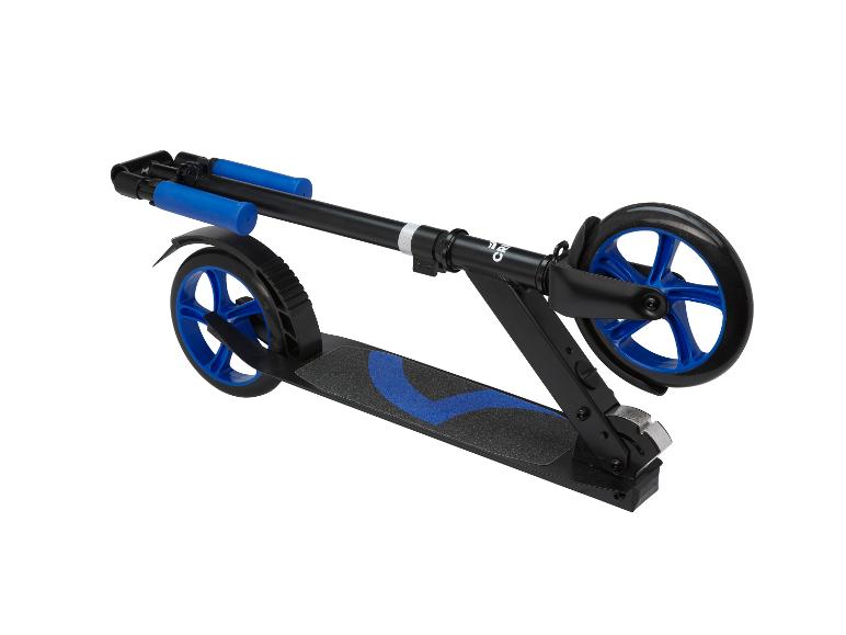 Klappbarer Roller in Schwarz und Blau, mit schwarzen Griffen und blauen Rädern.