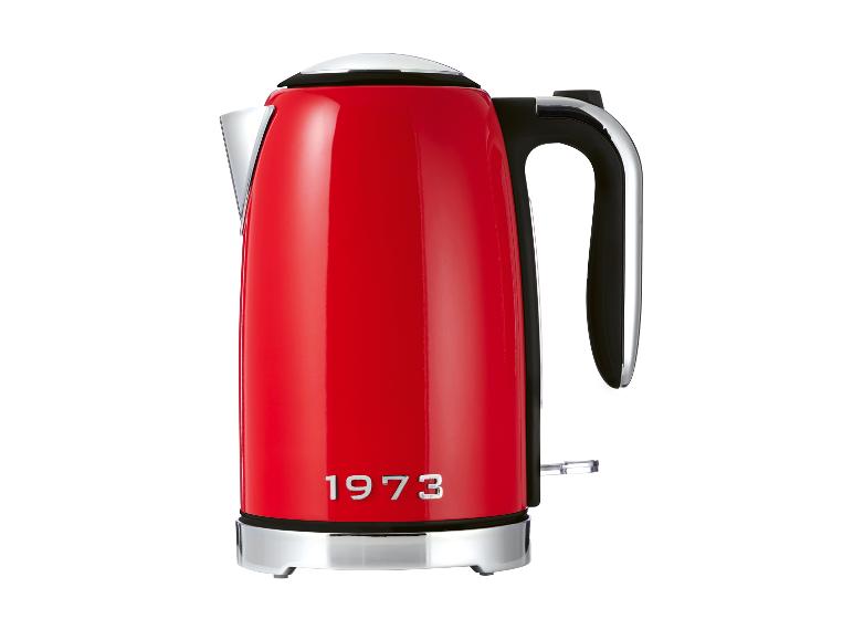 Roter Wasserkocher mit silbernen Details und der Aufschrift „1973“.