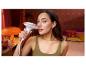 Frau benutzt das Philips Lumea BR921/00 IPL Haarentfernungsgerät im Gesicht.