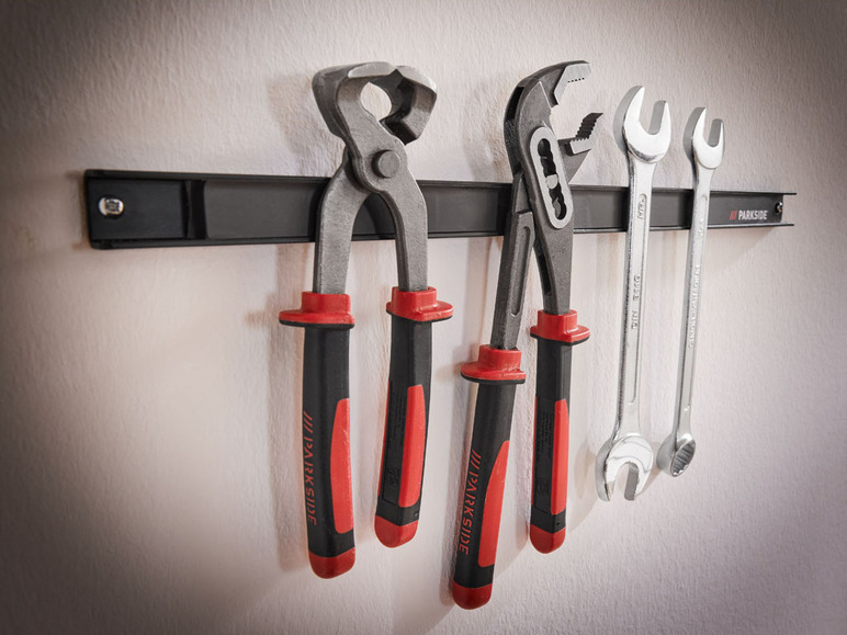 Parkside Zangen und Schraubenschlüssel an einer magnetischen Leiste.