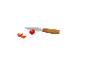 Schälmesser mit Holzgriff schneidet eine Kirschtomate