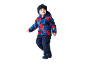 Kleinkind in bunter Winterjacke, dunkelblauer Schneehose und Strickmütze.